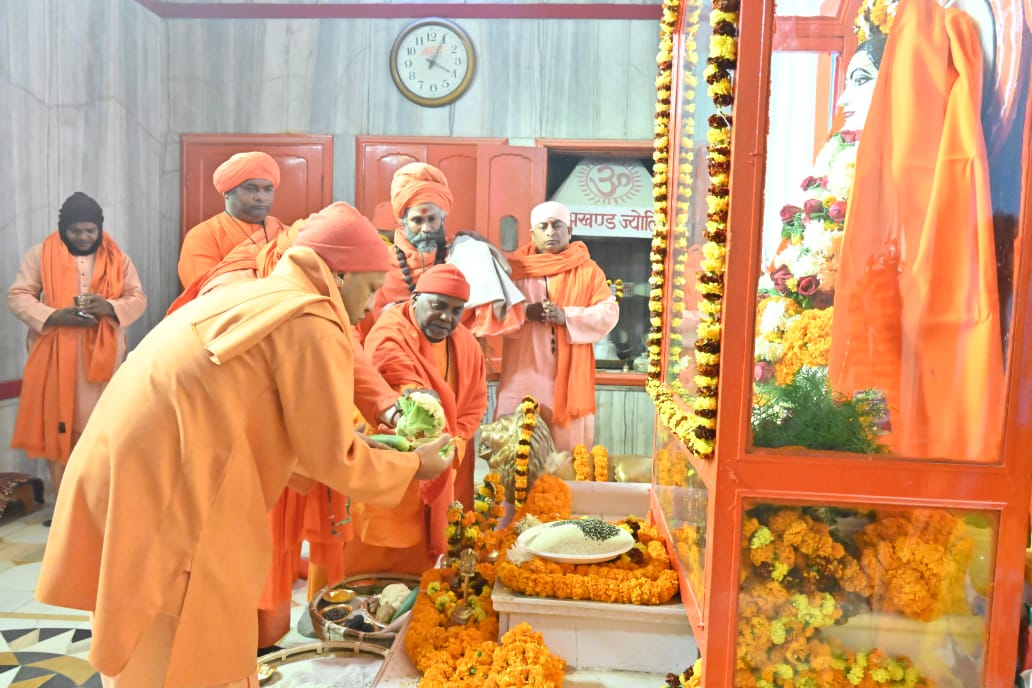 मकर संक्रांति की प्रदेशवासियों को दी बधाई, लाखों की संख्या में खिचड़ी चढ़ाने पहुंचे श्रद्धालु