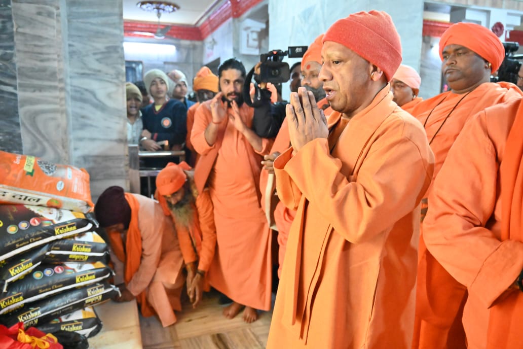 मकर संक्रांति की प्रदेशवासियों को दी बधाई, लाखों की संख्या में खिचड़ी चढ़ाने पहुंचे श्रद्धालु