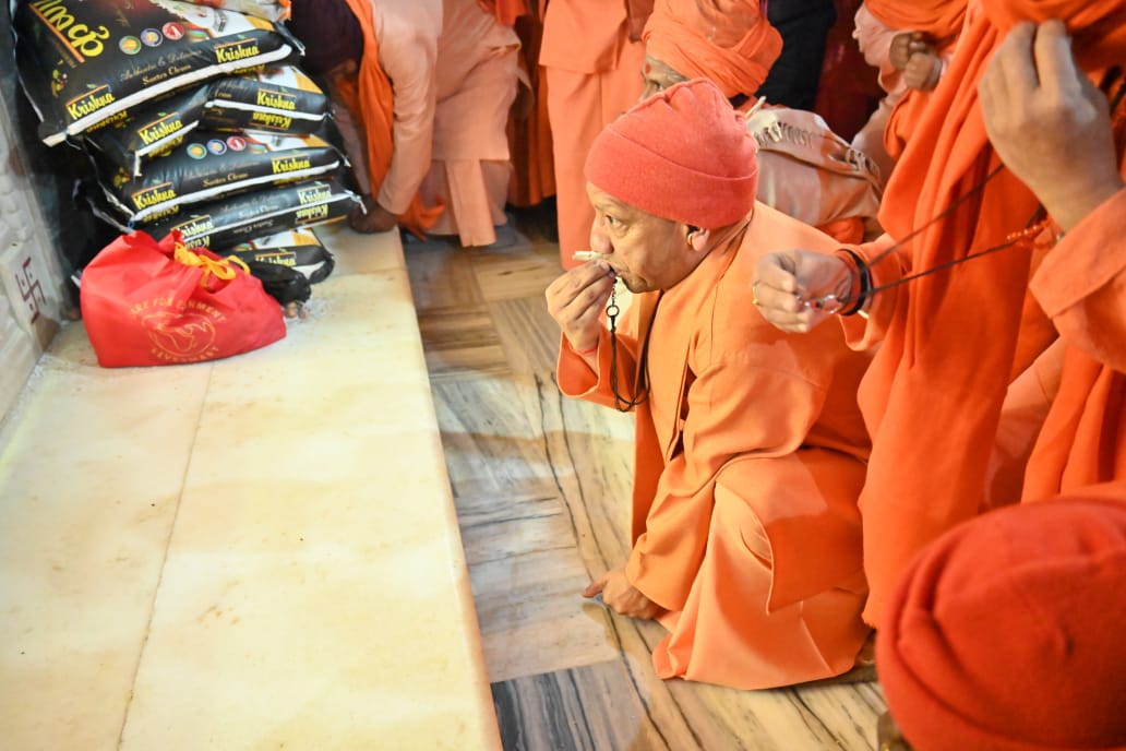मकर संक्रांति की प्रदेशवासियों को दी बधाई, लाखों की संख्या में खिचड़ी चढ़ाने पहुंचे श्रद्धालु