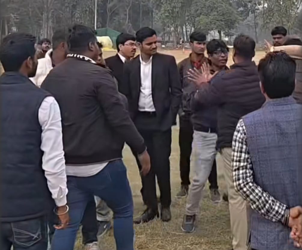 UGC के नए नियमों से शुरू हुई बहस, बात बढ़ी तो हमलावर हो गए