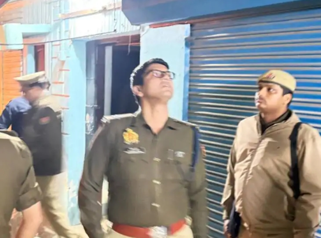 चार बदमाशों ने घर के बाहर तोड़फोड़ कर दहशत फैलाने का प्रयास किया, युवती से बातचीत को लेकर हुए विवाद के बाद फायरिंग की आशंका