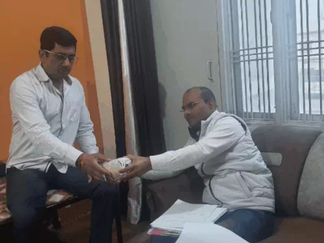 खाद्य सुरक्षा विभाग की टीम लगातार कर रही छापेमारी, बिजनौर स्वीट्स से जब्त किया 350 किलो सोनपापड़ी व लड्डू