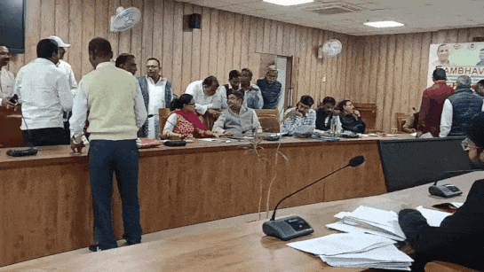 जोन एक के लोग जलजमाव से परेशान, बेटे के आधार में गड़बड़ी से निराश पेरेंट्स हुए भावुक