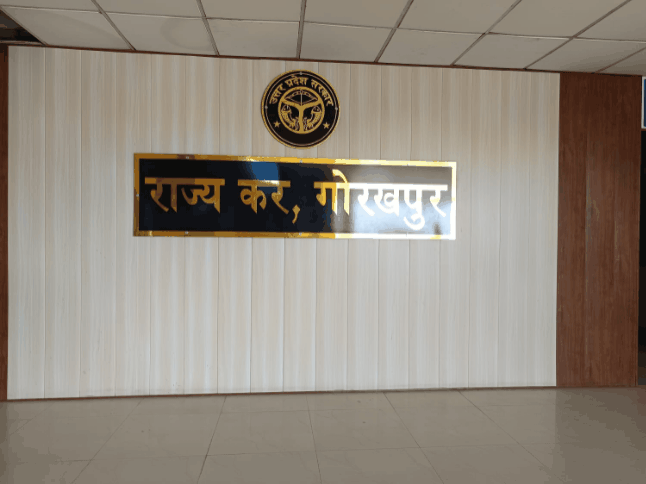 आग लगने के बाद अस्त-व्यस्त हो गई हैं व्यवस्थाएं, बारिश में डूब जाती है पार्किंग 