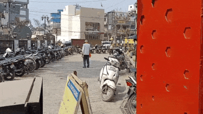 इंट्री प्वाइंट पर खड़ी रहती हैं नेताजी के सर्मथकों की गाड़ियां, दुकानों तक नहीं पहुंच रहे कस्टमर