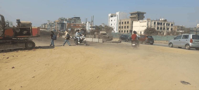 गोरखपुर में निर्माण कार्यों में उड़ रही नियमों की धज्जियां, ग्रीन कवर-वाटर स्प्रे खोजे नहीं दिखते 