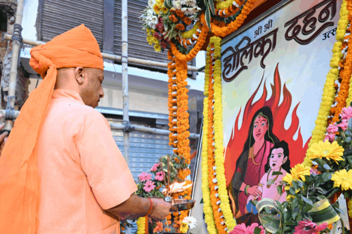 गोरखपुर में मुख्यमंत्री बोले प्रदेश से गायब हो गई अराजकता और गुंडागर्दी, सीएम ने खेली फूलों की होली