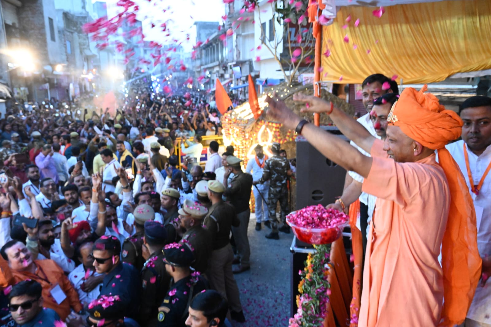 गोरखपुर में मुख्यमंत्री बोले प्रदेश से गायब हो गई अराजकता और गुंडागर्दी, सीएम ने खेली फूलों की होली