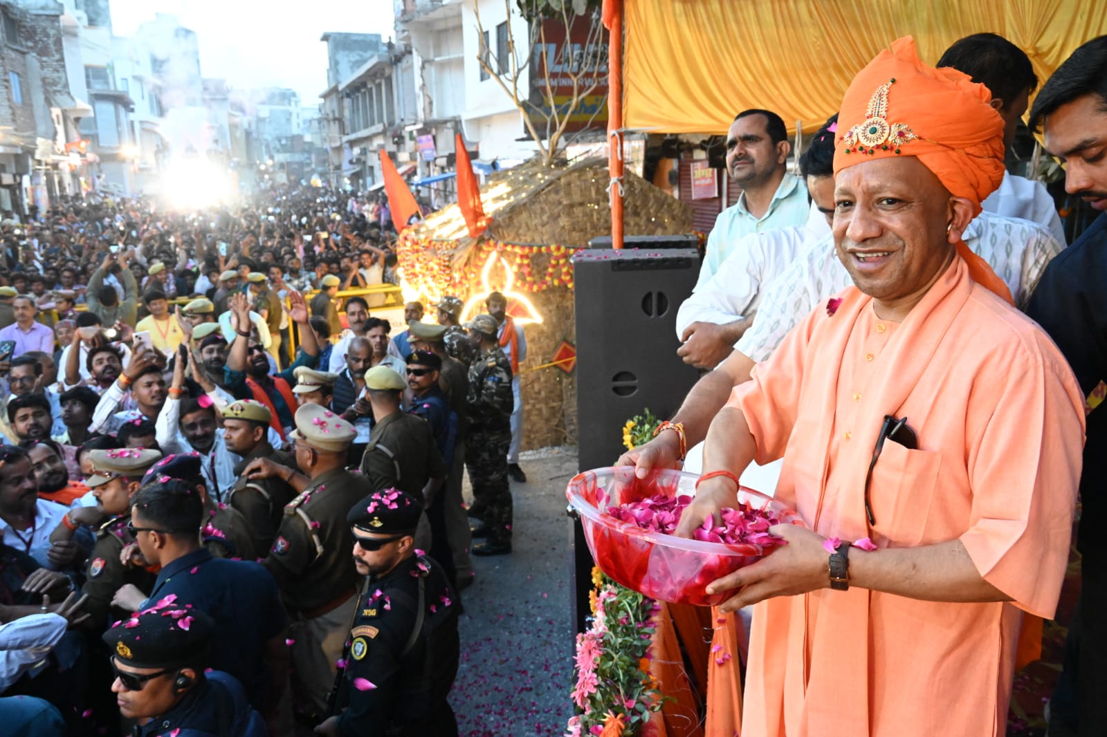 गोरखपुर में मुख्यमंत्री बोले प्रदेश से गायब हो गई अराजकता और गुंडागर्दी, सीएम ने खेली फूलों की होली