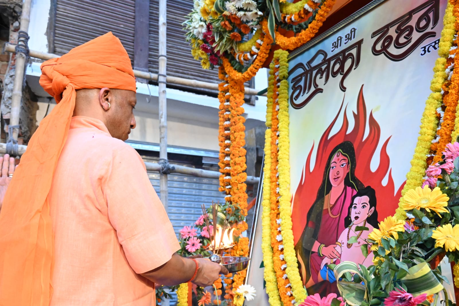 गोरखपुर में मुख्यमंत्री बोले प्रदेश से गायब हो गई अराजकता और गुंडागर्दी, सीएम ने खेली फूलों की होली
