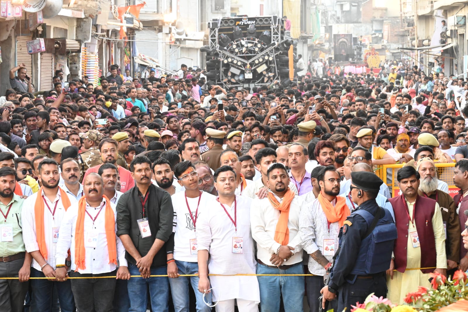 गोरखपुर में मुख्यमंत्री बोले प्रदेश से गायब हो गई अराजकता और गुंडागर्दी, सीएम ने खेली फूलों की होली