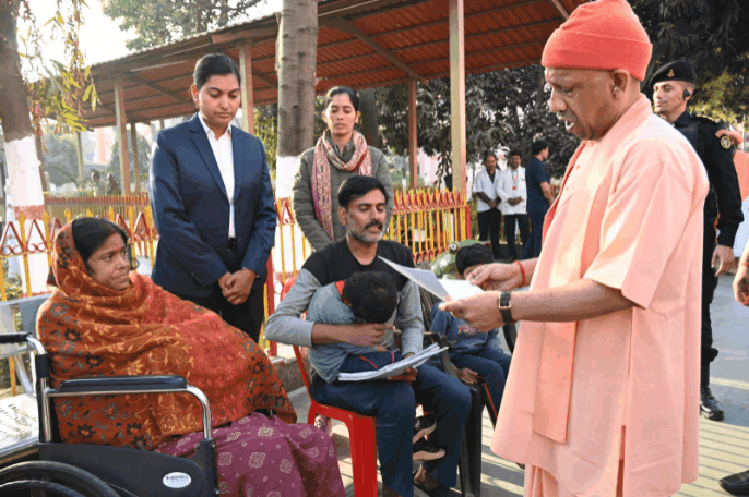 जनता दर्शन में 150 लोगों से मिलकर मुख्यमंत्री ने सुनीं समस्याएं, जमीन कब्जाने वालों के खिलाफ कड़ी कार्रवाई करने के निर्देश