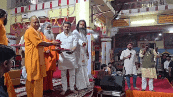 गोरखनाथ मंदिर में संतों ने एक-दूसरे को लगाया भस्म का टीका, योगी बोले- सकारात्मक सोच वाली ताकतों की होती है सदैव विजय
