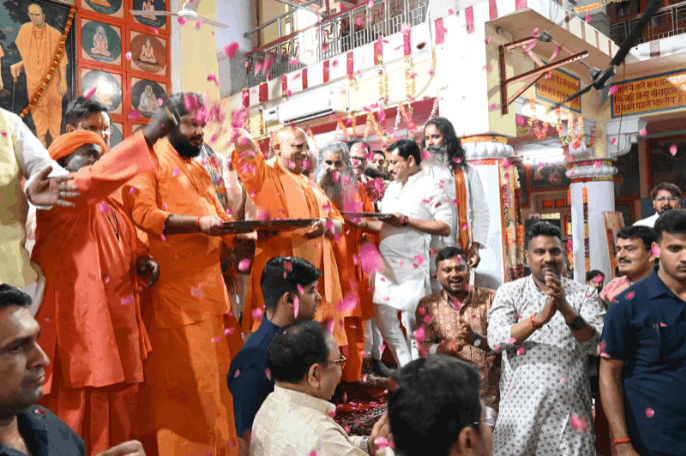 गोरखनाथ मंदिर में संतों ने एक-दूसरे को लगाया भस्म का टीका, योगी बोले- सकारात्मक सोच वाली ताकतों की होती है सदैव विजय