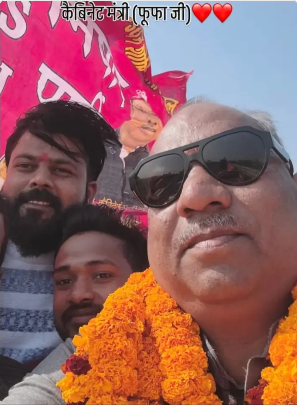 आरोपी गोल्डेन साहनी मंत्री संजय निषाद को अपना फूफा बताता है, यह तस्वीर स्वयं मंत्री संजय निषाद ने क्लिक की है।