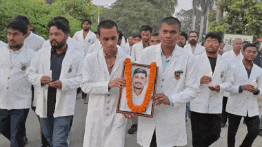 एक हजार से ज्यादा की संख्या में मेडिकल छात्रों ने कैंडल मार्च निकालकर अपने साथी के लिए न्याय मांगा।