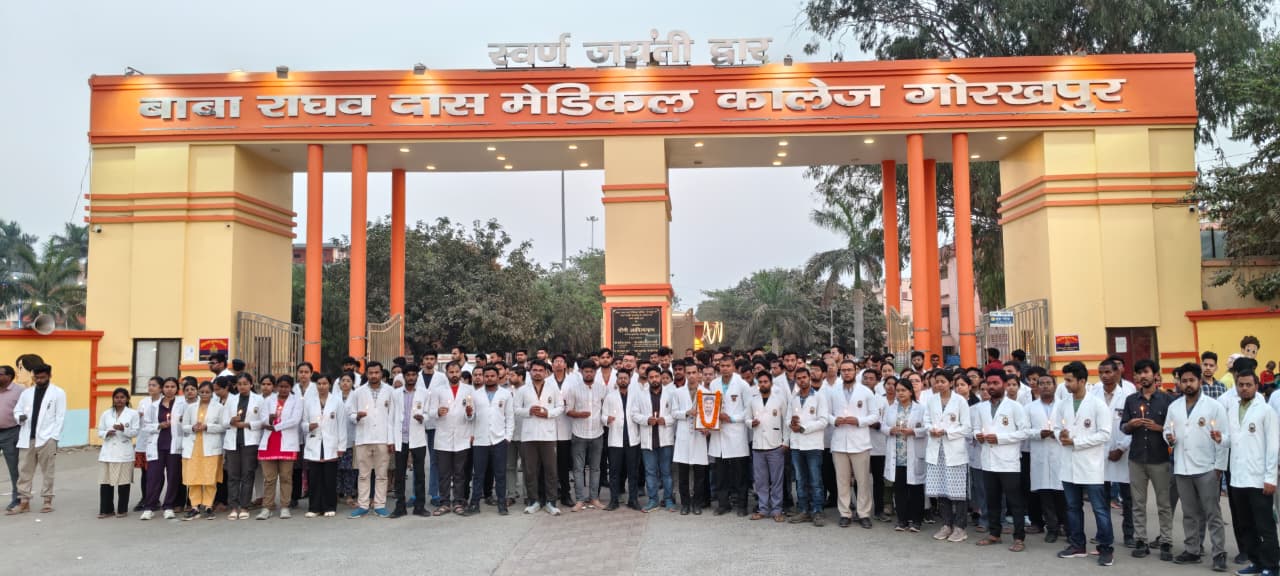 अपने मित्र को श्रद्धांजलि देते मेडिकल छात्र।