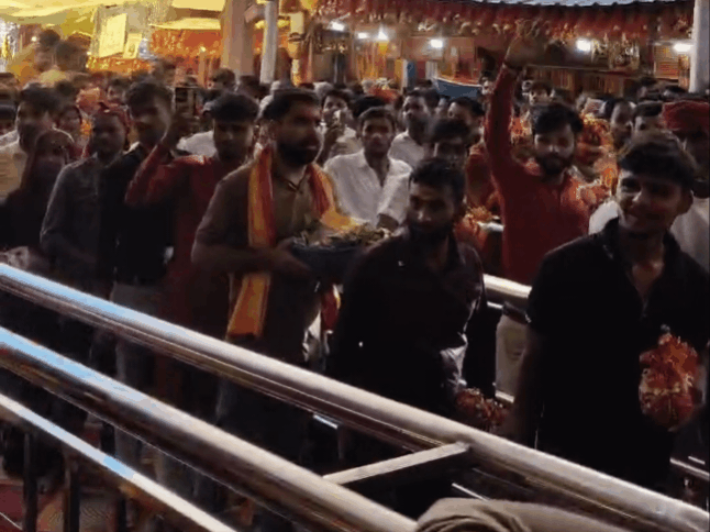 गोरखपुर के मंदिरों में भोर से ही लगने लगी लाइन, यूथ के मन में व्रत का क्रेज