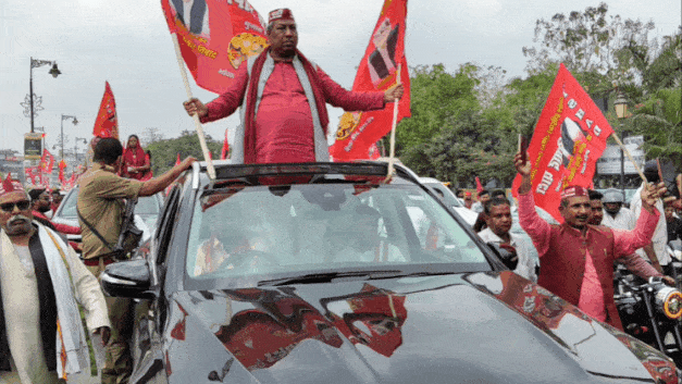 मंच पर फूट-फूटकर रोए डॉ. संजय निषाद, बोले सपा-बसपा ने हमारे बच्चों को बेरोजगार किया