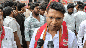मंच पर फूट-फूटकर रोए डॉ. संजय निषाद, बोले सपा-बसपा ने हमारे बच्चों को बेरोजगार किया
