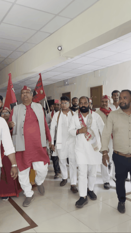 मंच पर फूट-फूटकर रोए डॉ. संजय निषाद, बोले सपा-बसपा ने हमारे बच्चों को बेरोजगार किया