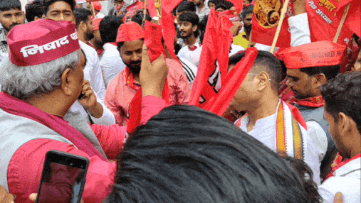 मंच पर फूट-फूटकर रोए डॉ. संजय निषाद, बोले सपा-बसपा ने हमारे बच्चों को बेरोजगार किया