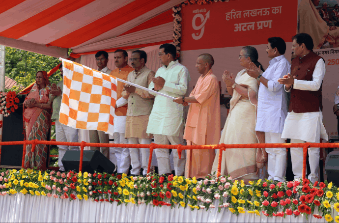 योगी बोले नौ सालों में साफ हुआ प्रदेश, लखनऊ नगर निगम के 250 वाहनों को फ्लैग ऑफ किया