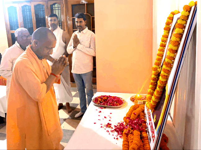 मनु के असमय निधन की सूचना पाकर पहुंचे योगी, सहजनवा के पूर्व विधायक रहे हैं शीतल पांडेय