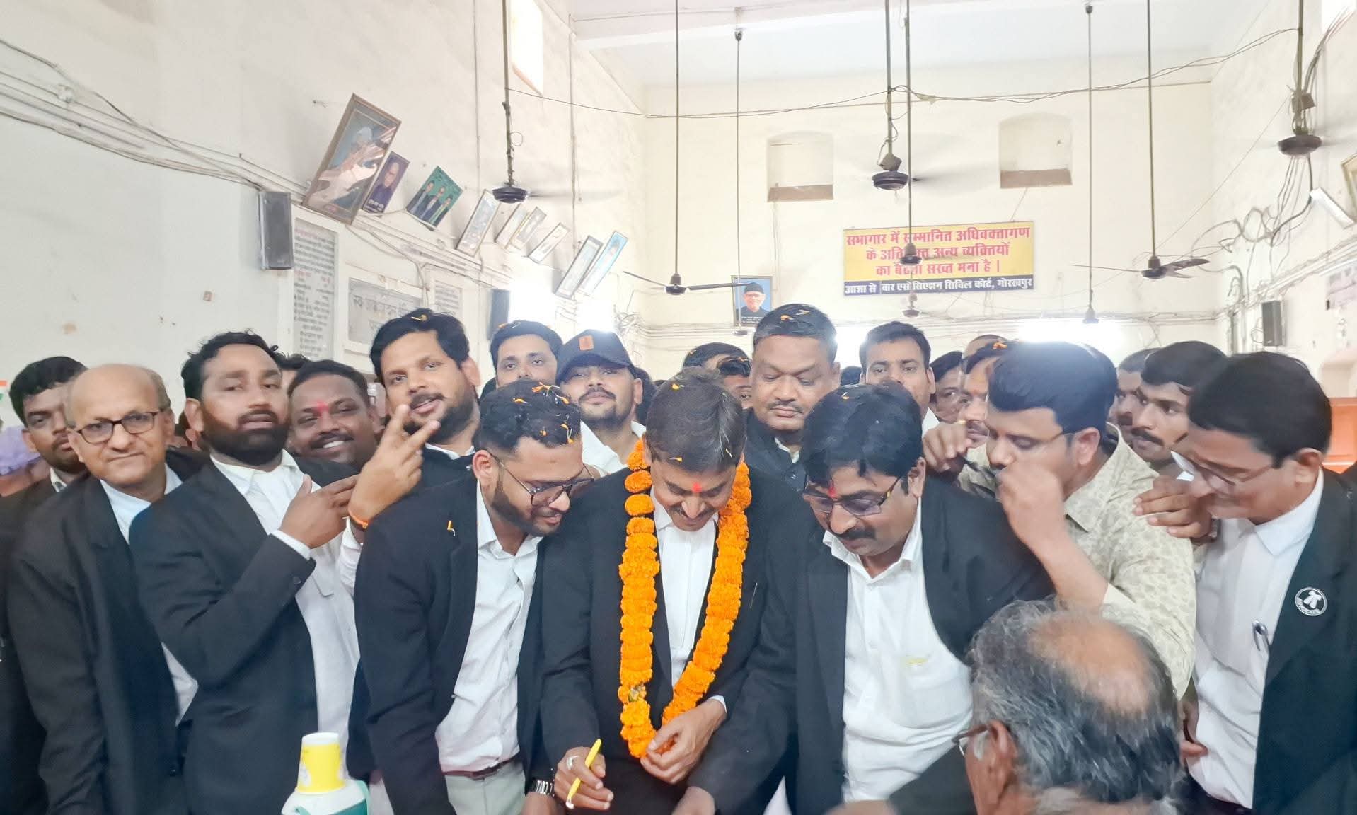 प्रत्याशी गिरजेश मणि त्रिपाठी और उनके समर्थकों अमर पांडेय, उत्कर्ष मिश्रा, अजय पांडेय, अभिमन्यु निषाद, सौरभ मद्धेशिया और नीरज शाही पर निवर्तमान अध्यक्ष भानू पांडेय ने जानलेवा हमले का आरोप लगाया है।