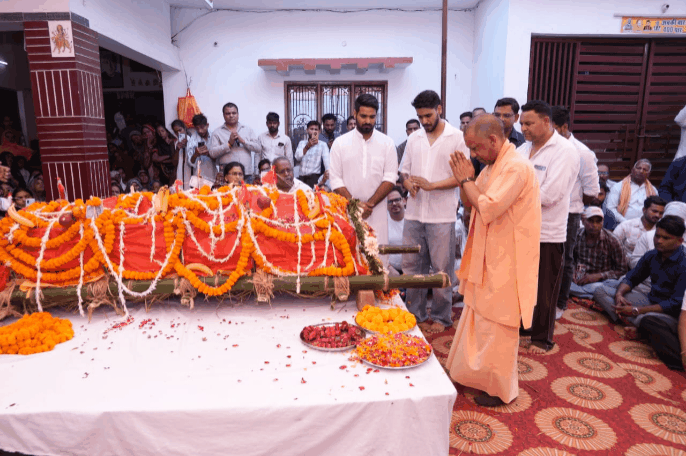 गोरक्षपीठ के अनन्य भक्त थे मारकंडेय यादव, पार्थिव शरीर पर पुष्प अर्पित किया