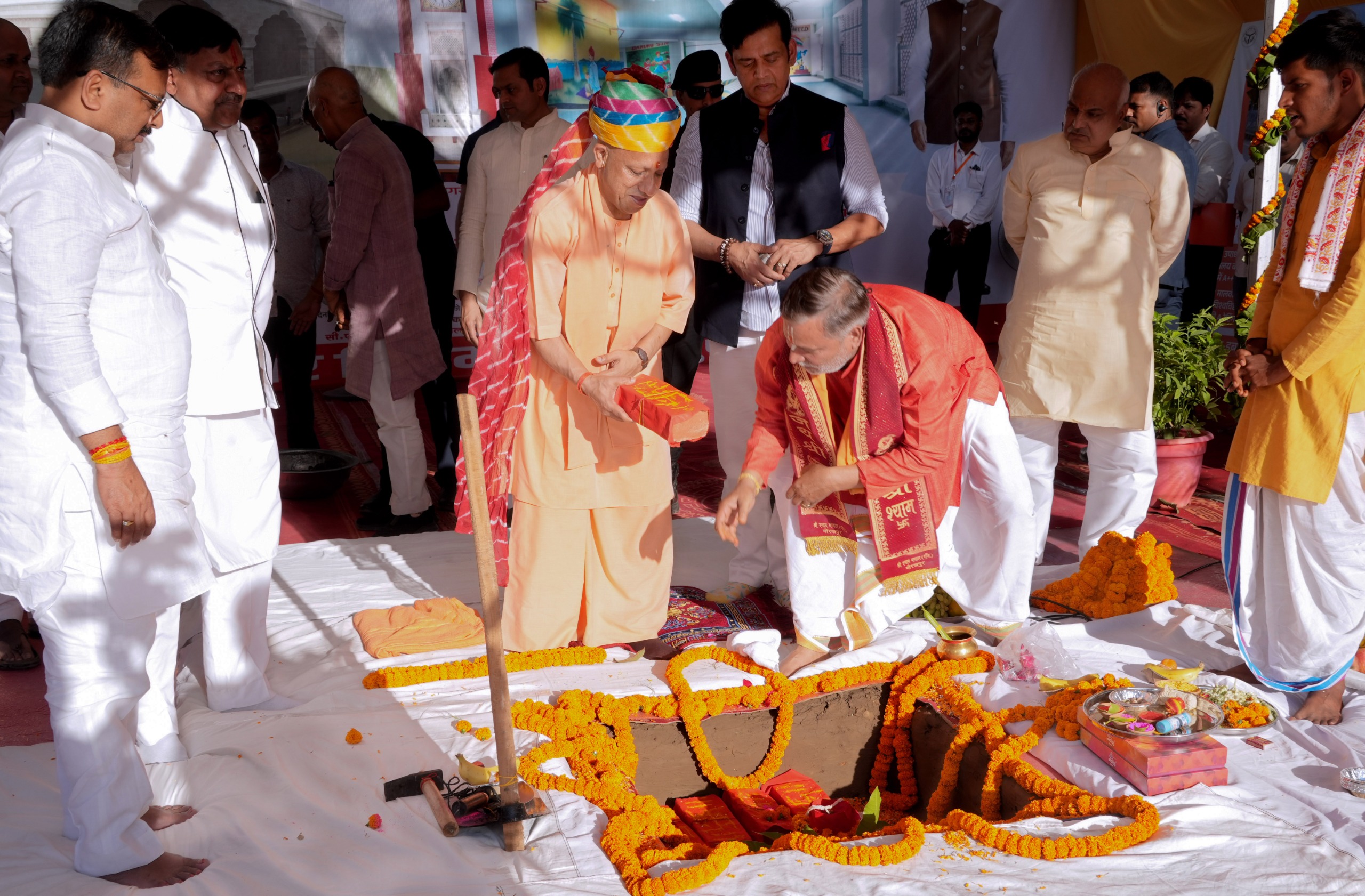 मुख्यमंत्री बोले- दंगे, कर्फ्यू, अराजकता और लूटखसोट के दिन लग गए, गोरखपुर में मल्टीलेवल पार्किंग का किया लोकार्पण