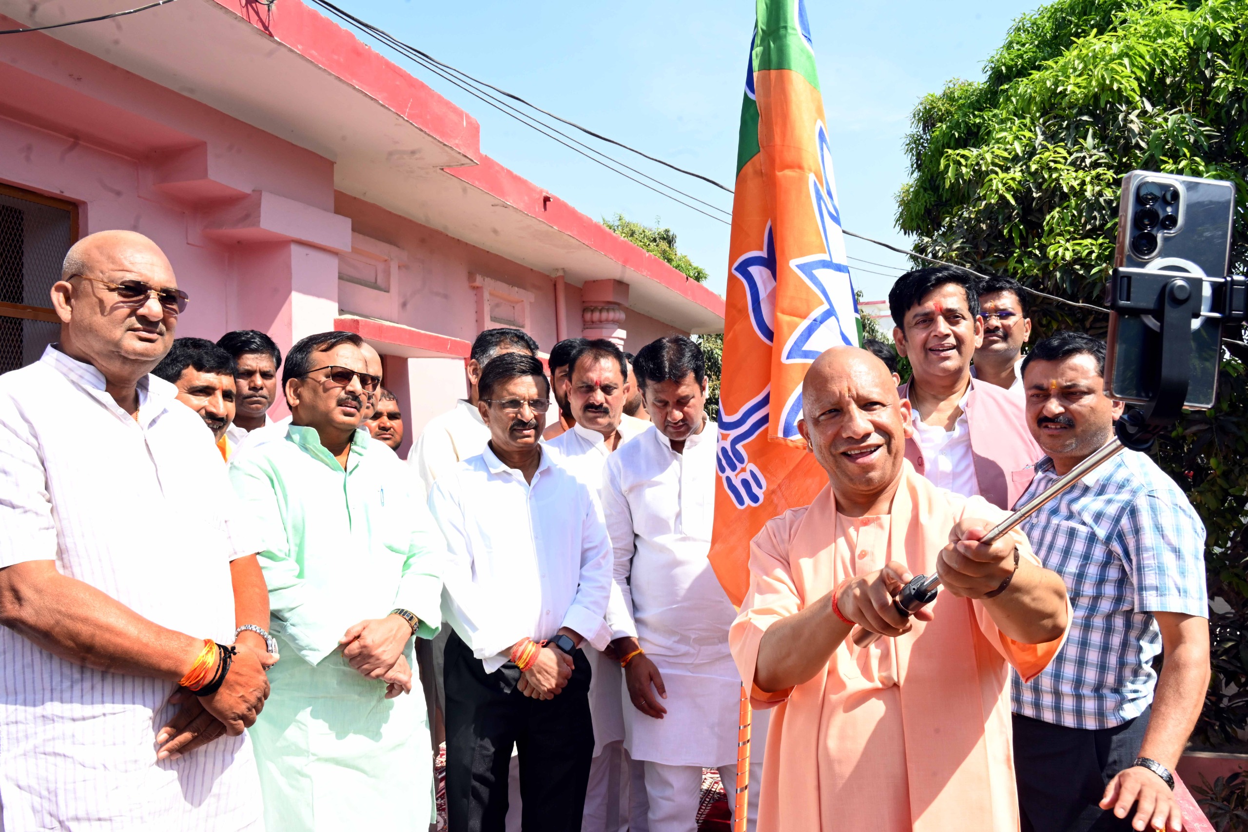 बीजेपी के स्थापना दिवस पर गोरखनाथ मंदिर में सीएम ने फहराया पार्टी का झंडा, पदाधिकारियों के साथ ली सेल्फी