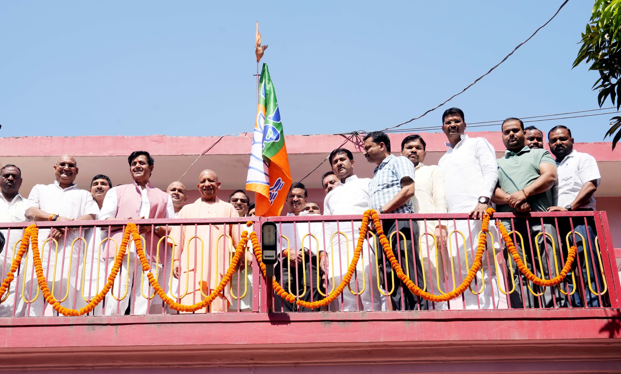 बीजेपी के स्थापना दिवस पर गोरखनाथ मंदिर में सीएम ने फहराया पार्टी का झंडा, पदाधिकारियों के साथ ली सेल्फी