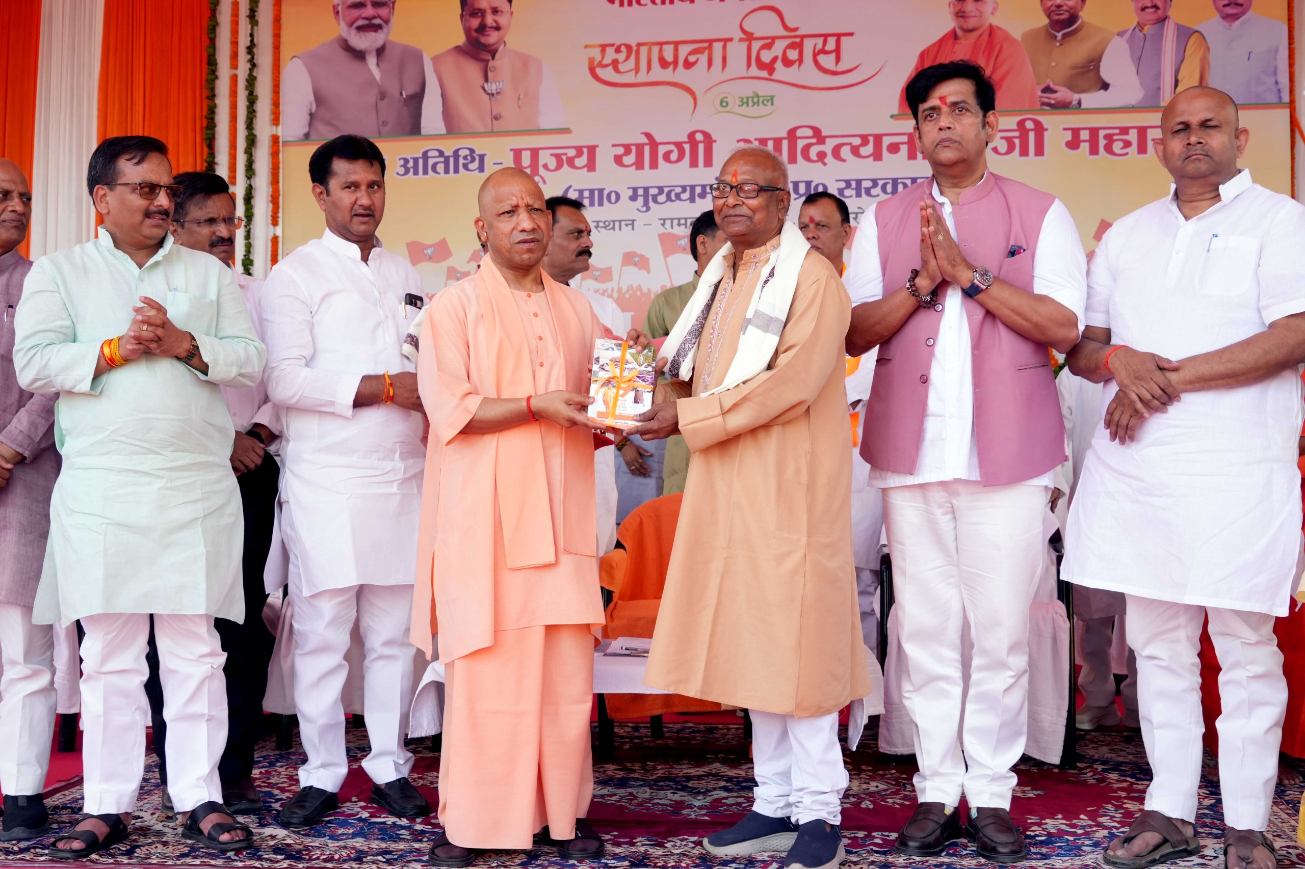 बीजेपी के स्थापना दिवस पर गोरखनाथ मंदिर में सीएम ने फहराया पार्टी का झंडा, पदाधिकारियों के साथ ली सेल्फी
