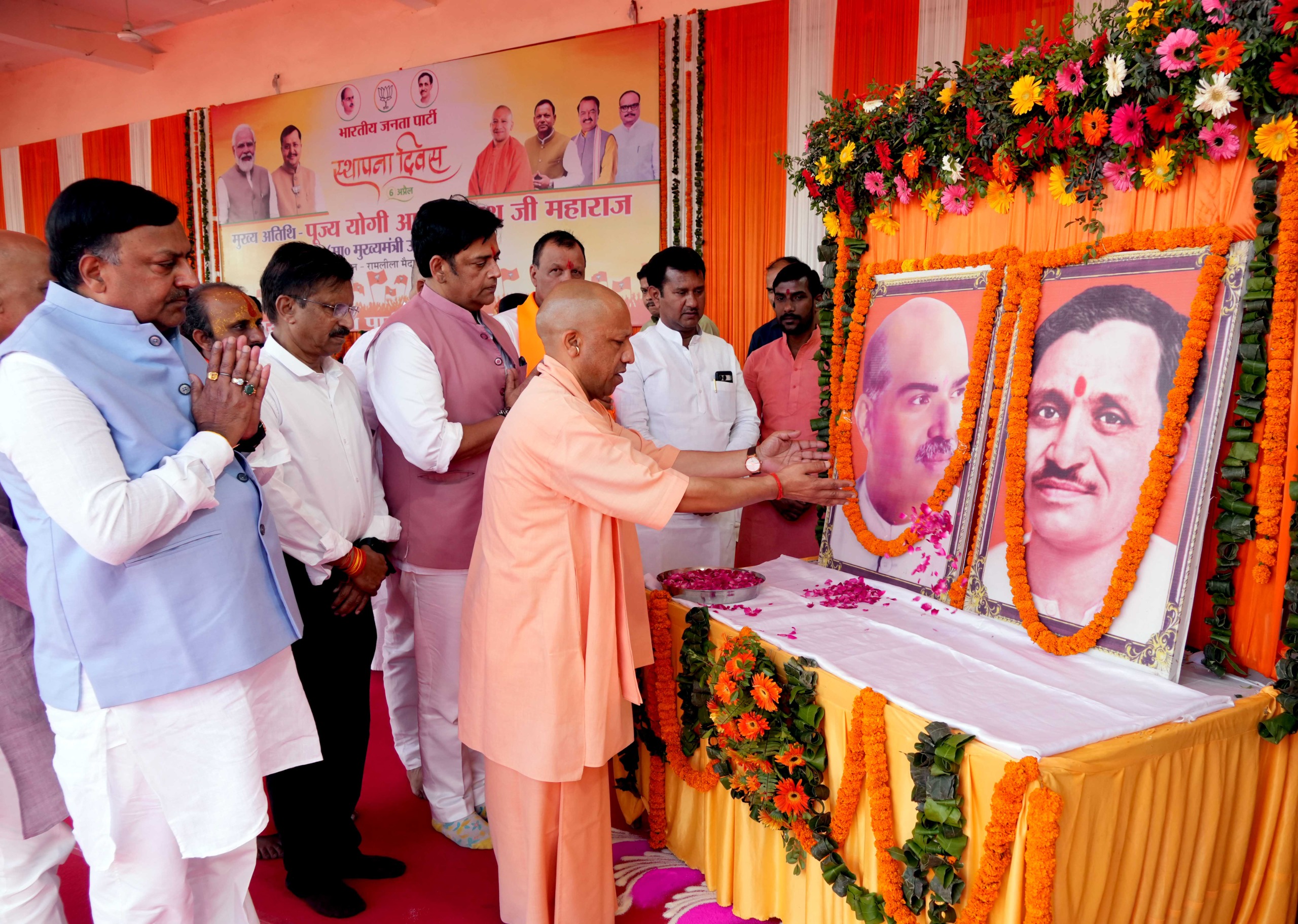 बीजेपी के स्थापना दिवस पर गोरखनाथ मंदिर में सीएम ने फहराया पार्टी का झंडा, पदाधिकारियों के साथ ली सेल्फी