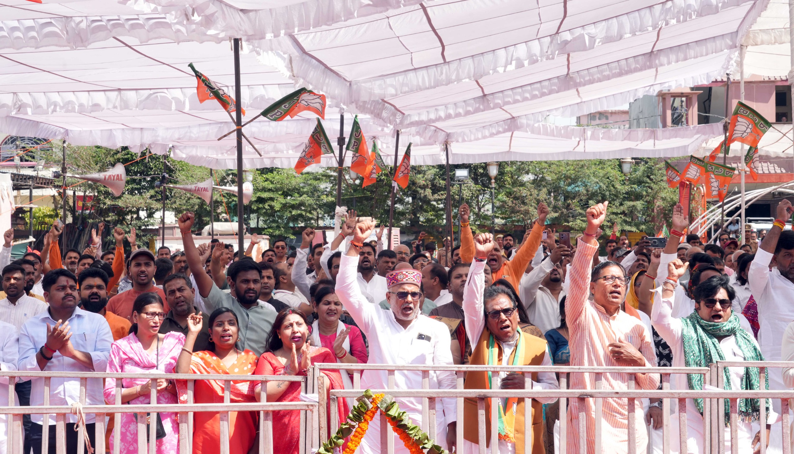 बीजेपी के स्थापना दिवस पर गोरखनाथ मंदिर में सीएम ने फहराया पार्टी का झंडा, पदाधिकारियों के साथ ली सेल्फी