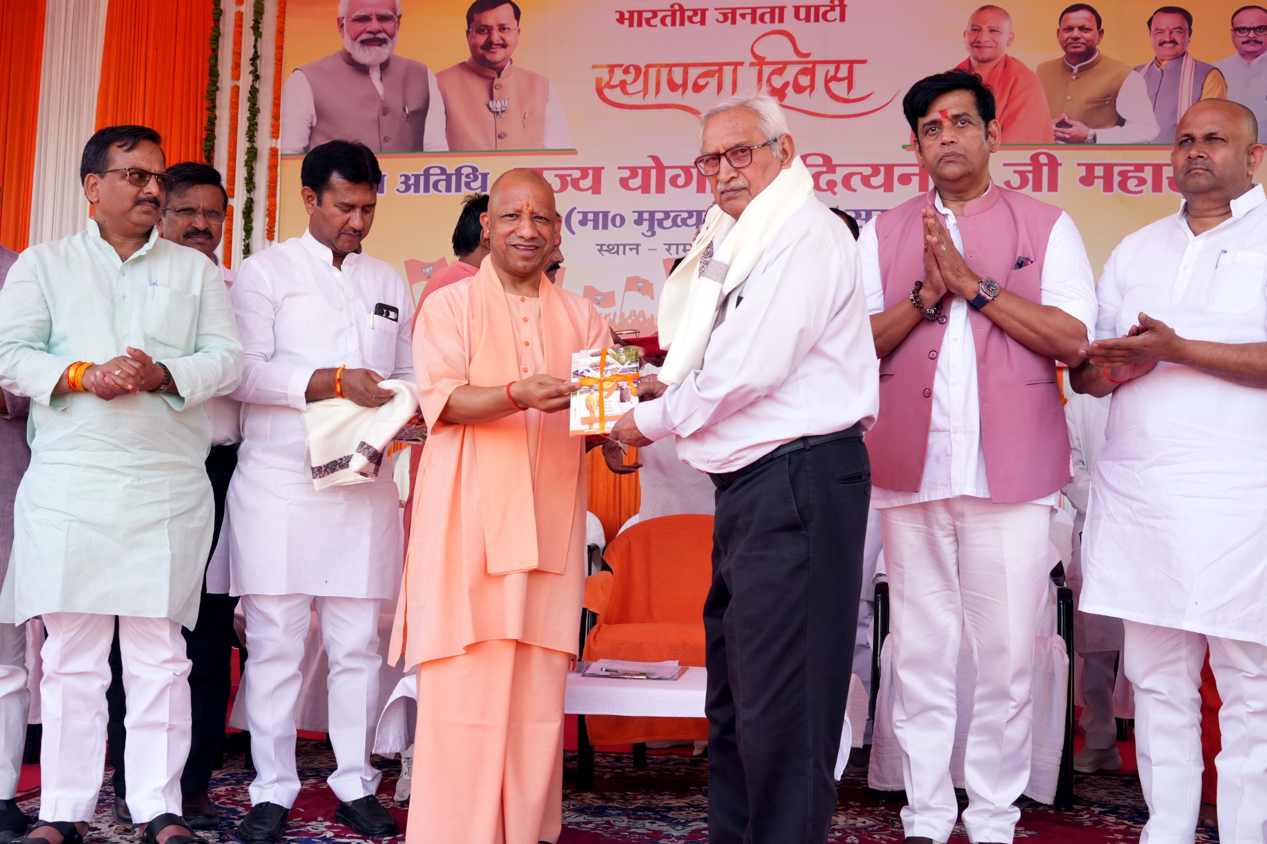बीजेपी के स्थापना दिवस पर गोरखनाथ मंदिर में सीएम ने फहराया पार्टी का झंडा, पदाधिकारियों के साथ ली सेल्फी