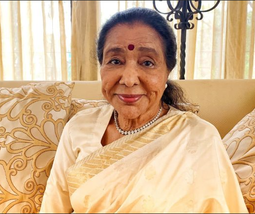 मुंबई में राजकीय सम्मान के साथ दी गई अंतिम विदाई, गूंजती रहेगी उनकी 'जादुई आवाज़'