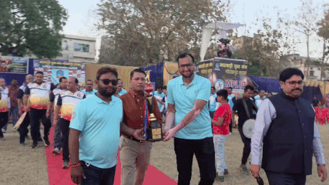 ट्रॉफी के साथ दोनों टीमों के कप्तान, बीच में फ्लोटिंग रेस्टोरेंट के ओनर और समाजसेवी आलोक अग्रवाल।