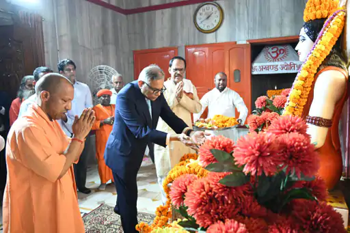 नाथपंथ की परंपरा से हुए परिचित, मंदिर परिसर का किया भ्रमण