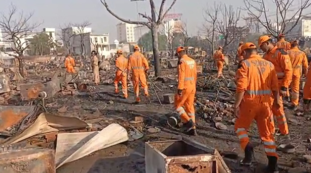 घटनास्थल पर मौजूद दमकल विभाग की टीम