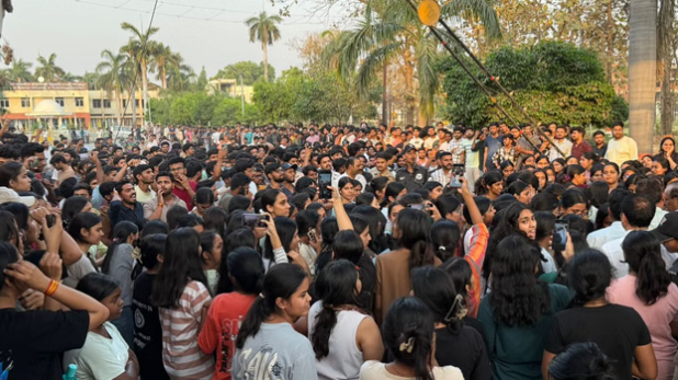 छात्राओं ने चार घंटे किया प्रदर्शन, कमरों के दरवाजे खटखटाने और कार्यक्रम में जाने के दबाव के आरोप