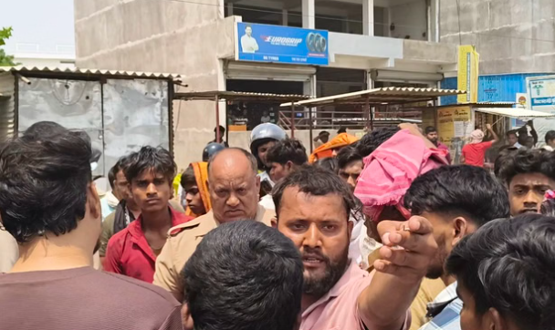 सिलिंडर रखकर हाईवे जाम, आधे घंटे ठप रहा यातायात