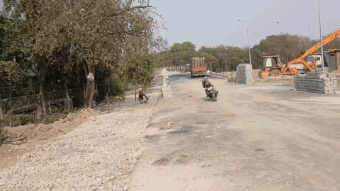 काम करता मजदूर।