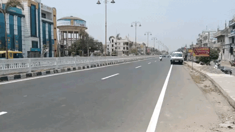 दोपहर में सड़क पर सन्नाटा