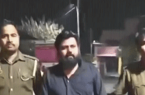 हत्याकांड के बाद पुलिस की गिरफ्तारी में अकड़ दिखाता आरोपी गोल्डेन साहनी।