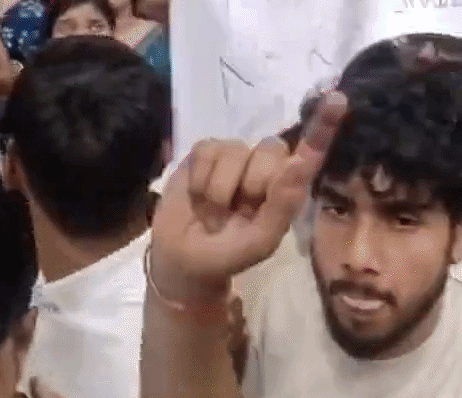 MMMUT में विरोध प्रदर्शन करते छात्र-छात्राएं।