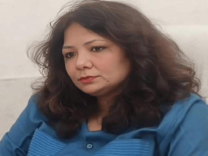 DM पर रिश्वत में आईफोन मांगने का लगाया आरोप, भेजी गईं लखनऊ मुख्यालय