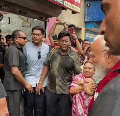 पीएम मोदी  भी नहीं रोक पाए खुद को, झालमुड़ी का फ्लेवर ज्यादा स्ट्रॉन्ग 