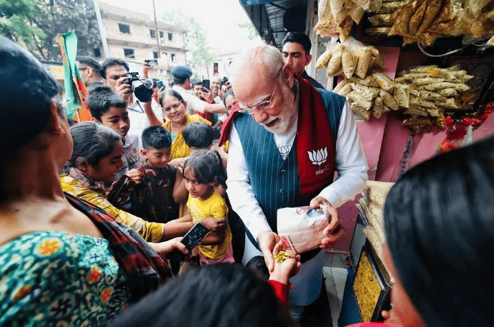 पीएम मोदी  भी नहीं रोक पाए खुद को, झालमुड़ी का फ्लेवर ज्यादा स्ट्रॉन्ग 